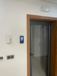 Lecteur de reconnaissance faciale installé sur le site OKAY Energy à Meknès